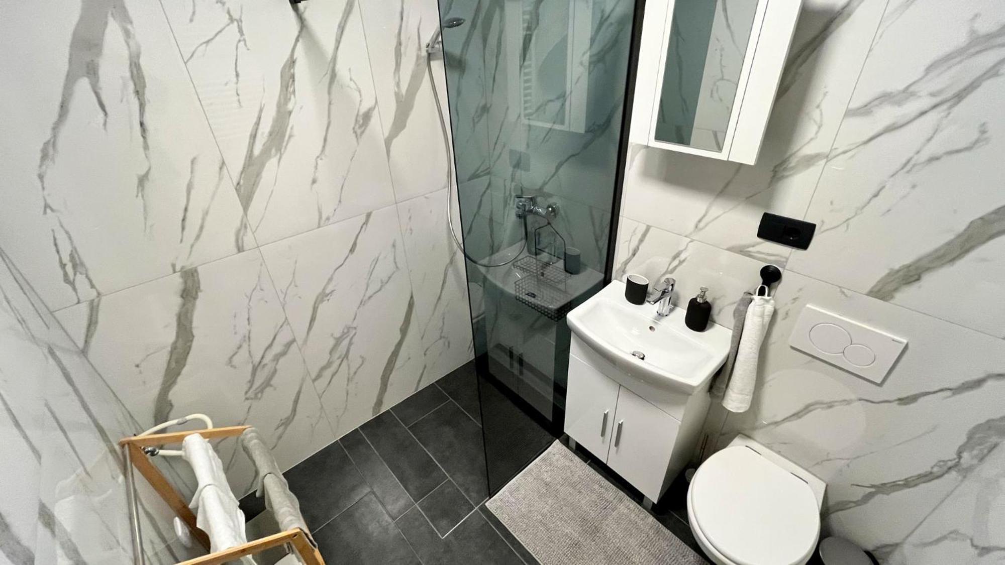 Mali Raj Apartma Menges